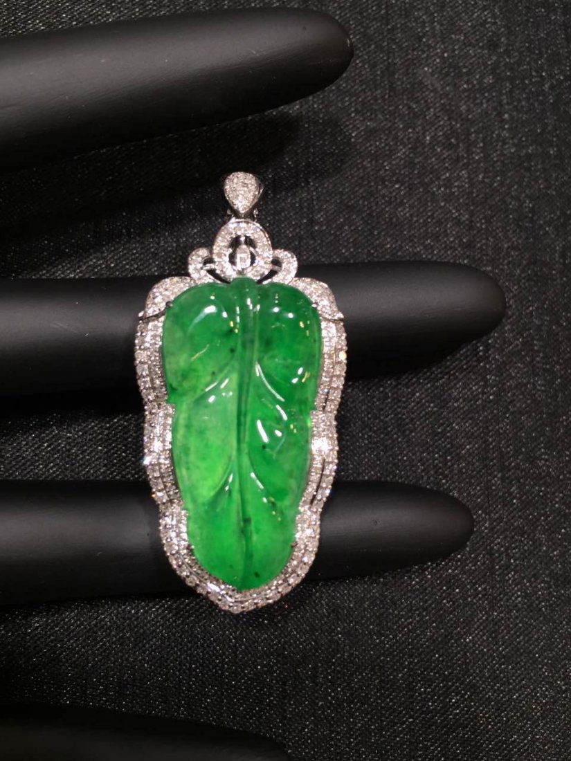 18K GOLD DIAMOND NATURAL  JADEITE LEAF PENDANT (1 of 4)
