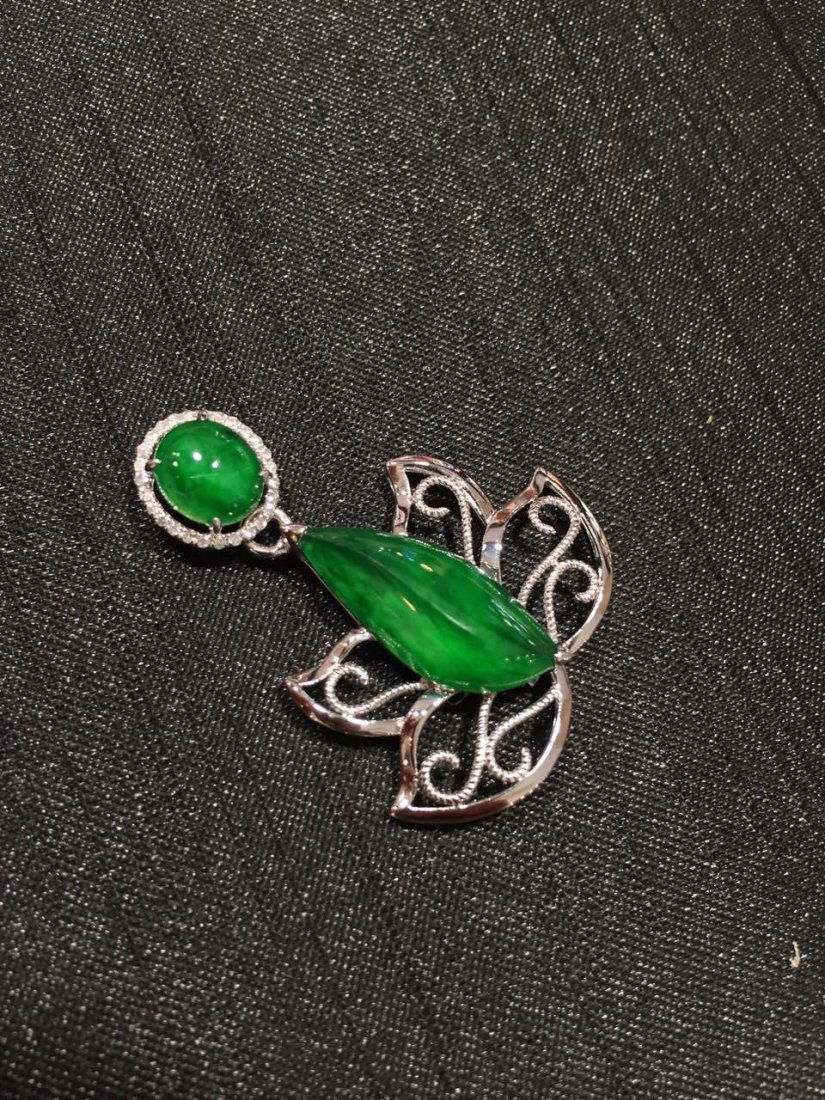 18K GOLD DIAMOND NATURAL JADEITE PENDANT (1 of 4)