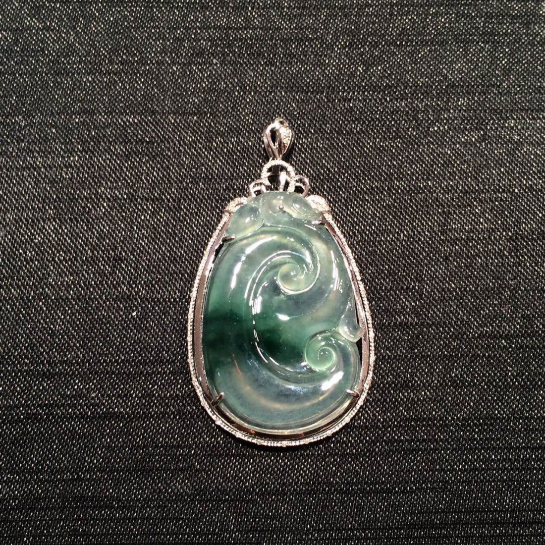 18K GOLD DIAMOND NATURAL JADEITE RUYI PENDANT (1 of 4)