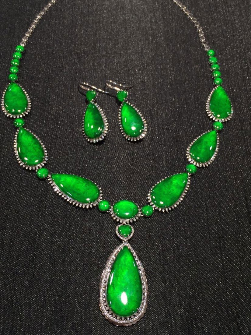 A SET OF 18K GOLD DIAMOND NATURAL JADEITE NECKLACE (1 of 4)