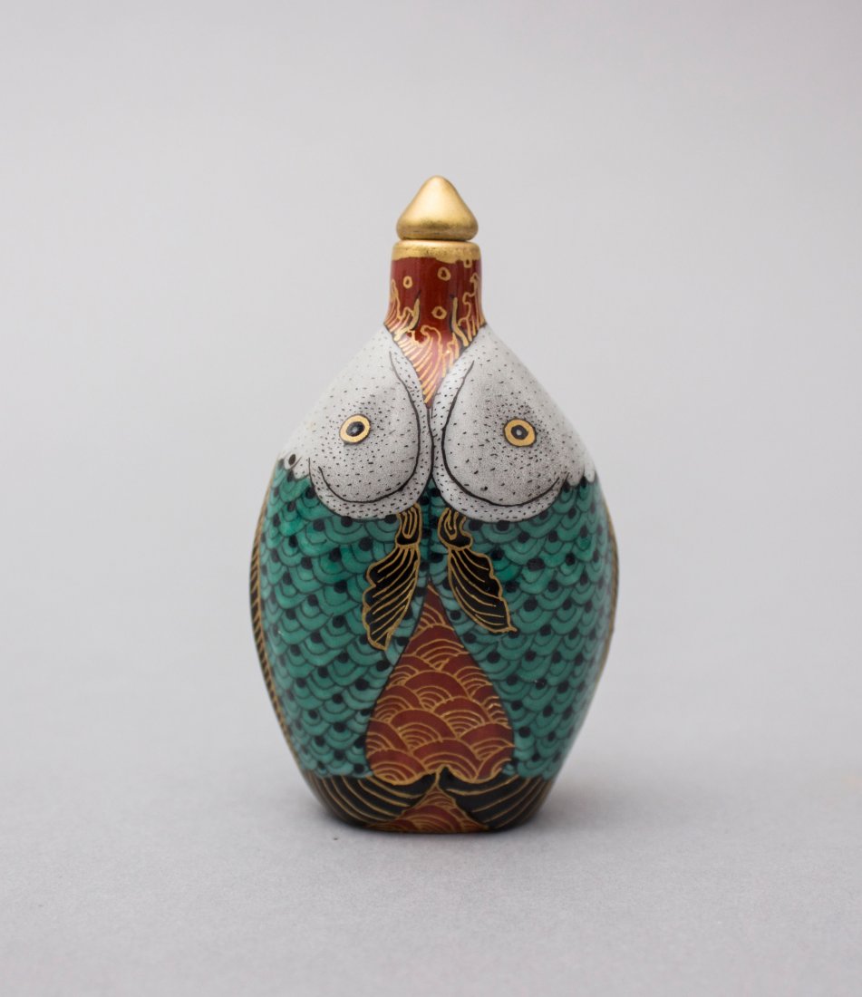 CHINESE PORCELAIN FAMILLE ROSE DOUBLE FISH SNUFF BOTTLE (1 of 6)