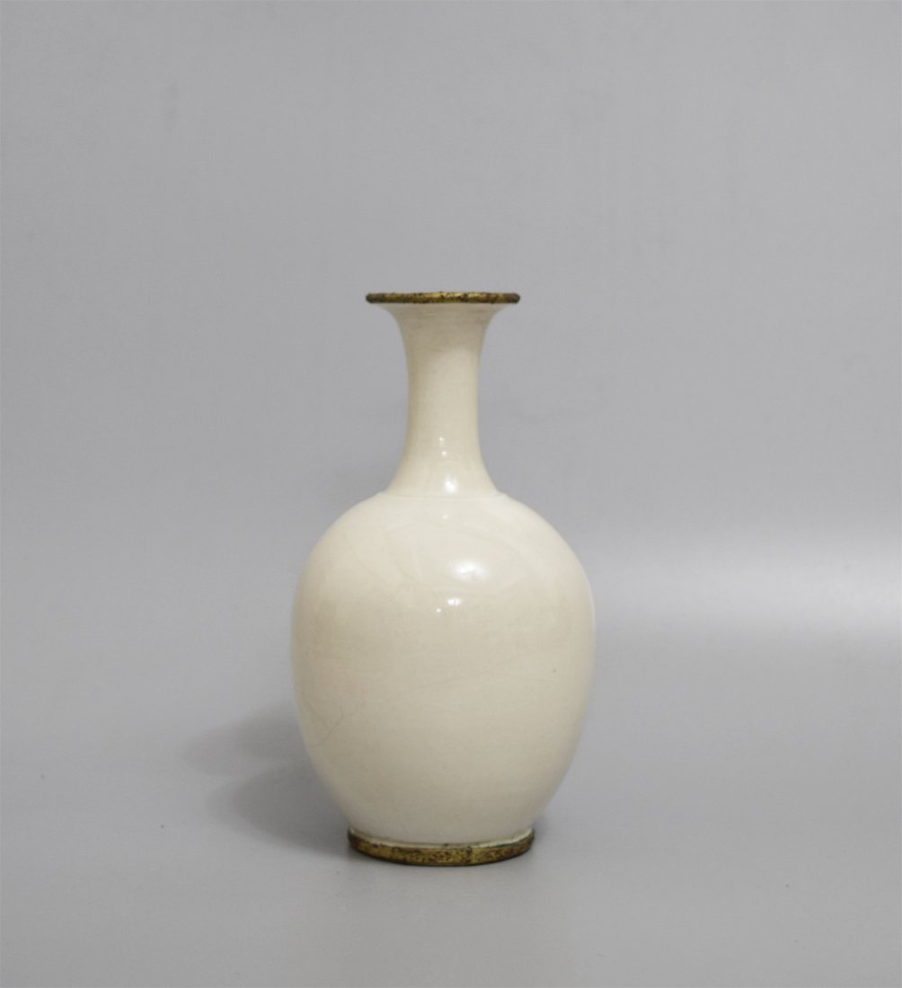 CHINESE PORCELAIN WHITE GLAZE VASE (1 of 4)