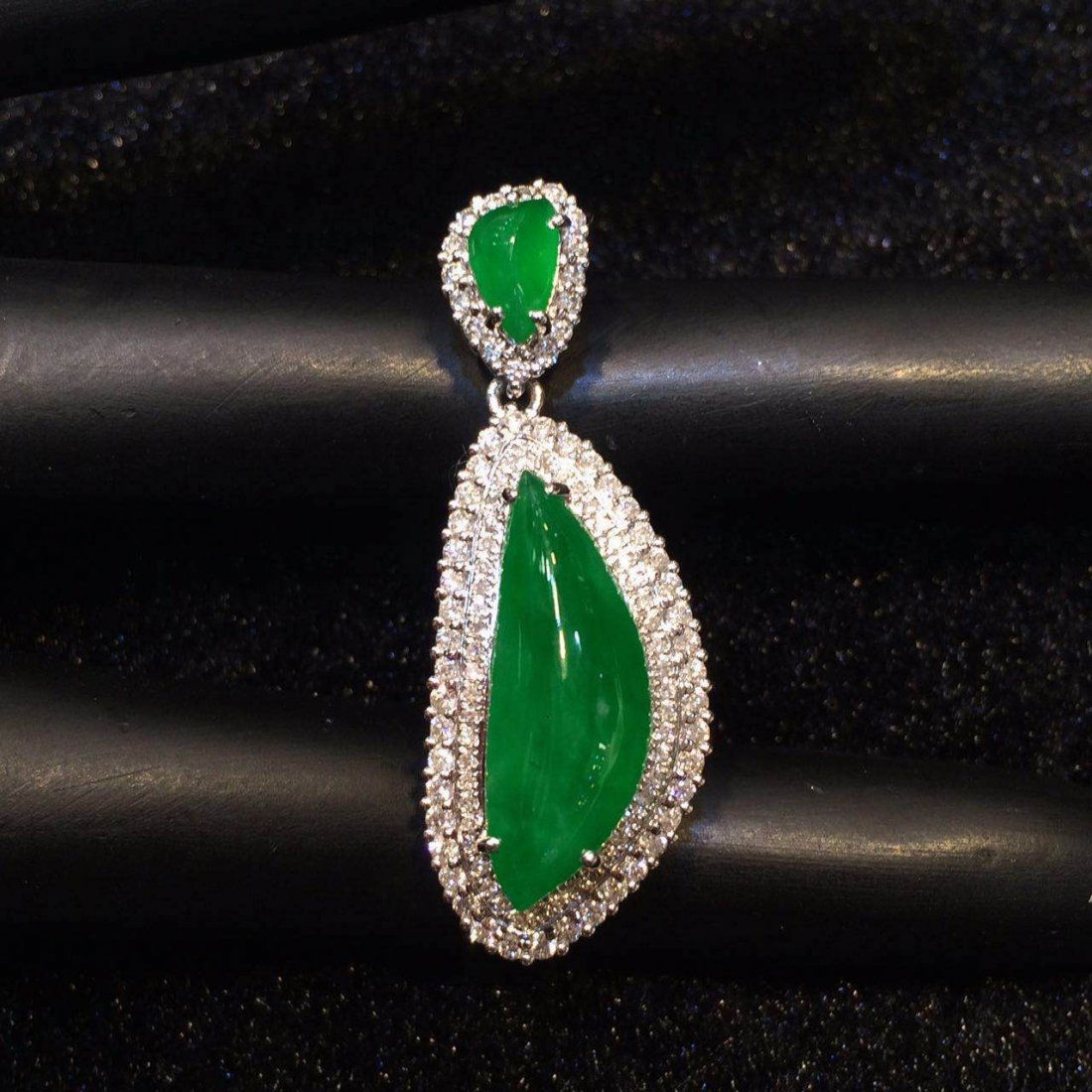 18K GOLD DIAMOND NATURAL JADEITE PENDNAT (1 of 6)
