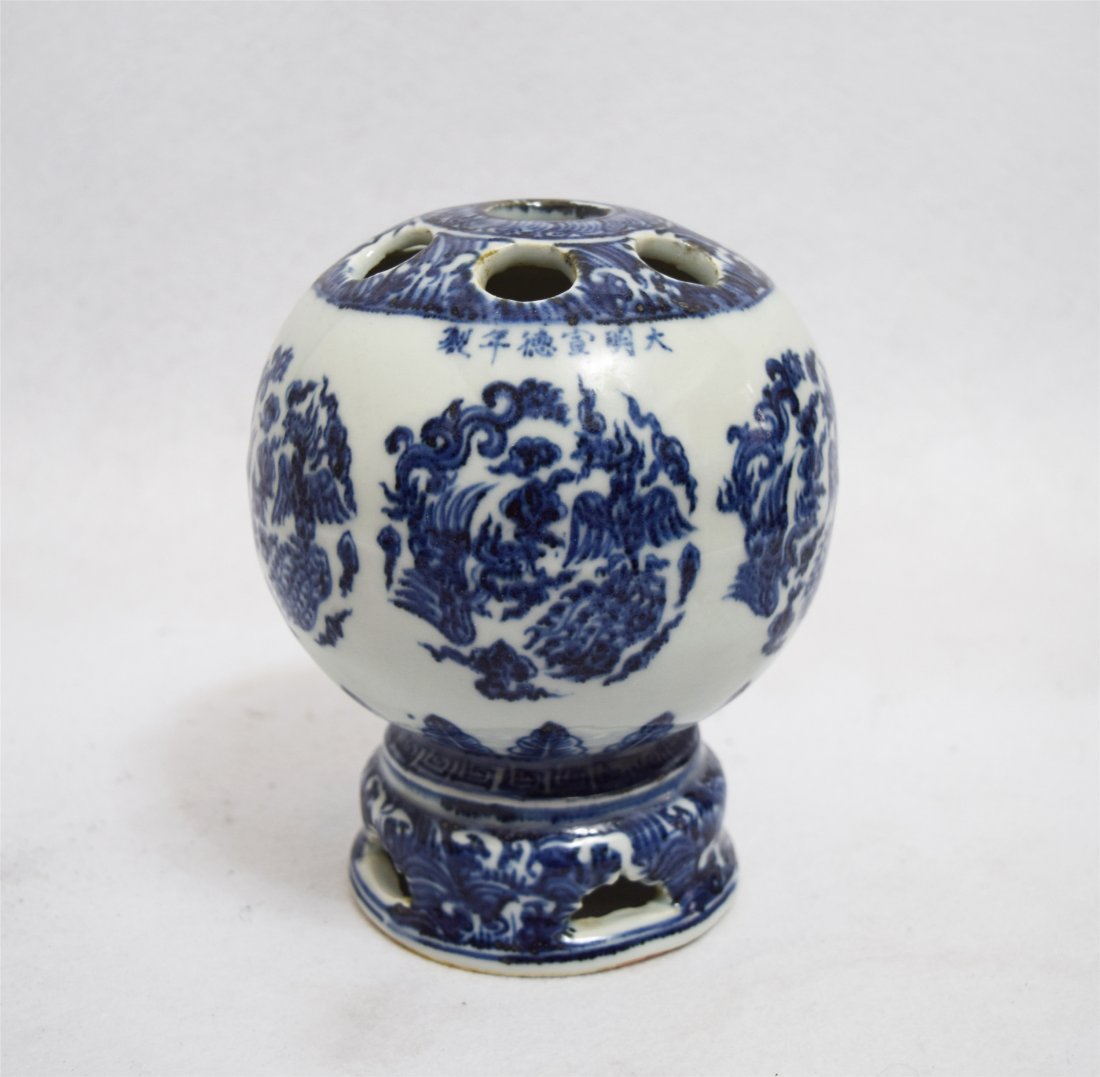 CHINESE PORCELAIN BLUE AND WHITE BALL SHAPED FLOWER (1 of 6)