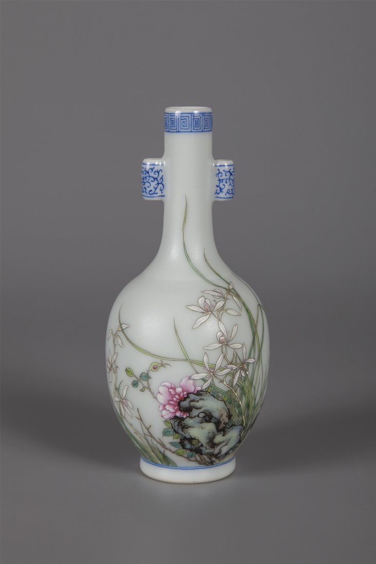 CHIENSE PORCELAIN ENAMEL HANDLED VASE (1 of 3)