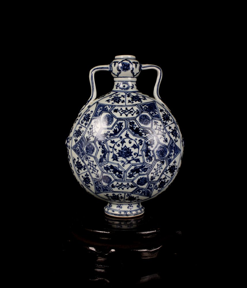 CHINESE PORCELAIN BLUE AND WHITE MOONFLASK VASE (1 of 5)