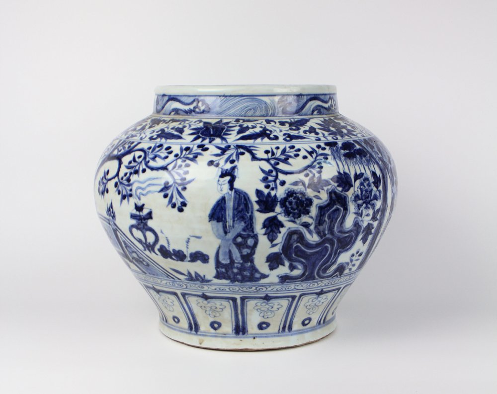 CHINESE PORCELAIN BLUE AND WHITE FIGURE JAR (1 of 5)