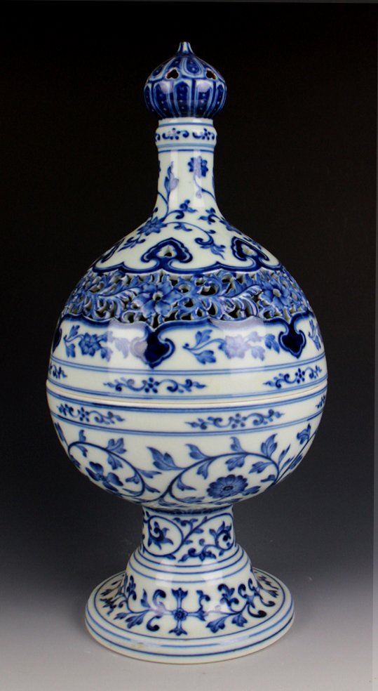 CHINESE PORCELAIN BLUE AND WHITE LIDDED DOU STEM CUP (1 of 4)