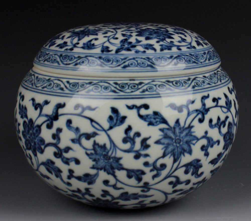 CHINESE PORCELAIN BLUE AND WHITE LIDDED JAR (1 of 5)