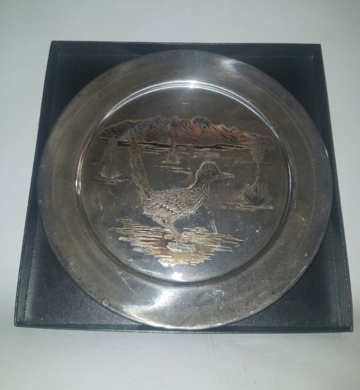 Reed & Barton Silver Ltd Edition Plate 670/1500: Vintage Reed & Barton Silver Ltd Edition Plate, the Road runner comes with an original box. #670 from 1500 limited edition.Condition: good, please follow the pictures.Sale it as it is, finale sale.Pro