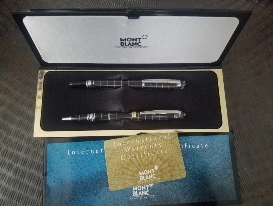 Mont Blanc, Star Walker, The Art of Writing set of 2: Mont Blanc, Star Walker, The Art of Writing, set of 2, Condition: like new, please follow the pictures.Sale it as it is, finale sale.Provenience: consignment, New York.Combined shipping accepted! .Ple