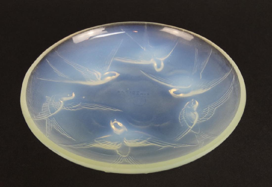 Sabino Opalescent Art Glass Sparrow Plate: Sabino Opalescent Art Glass Sparrow Plate Size : 4 5/8" Dia.
