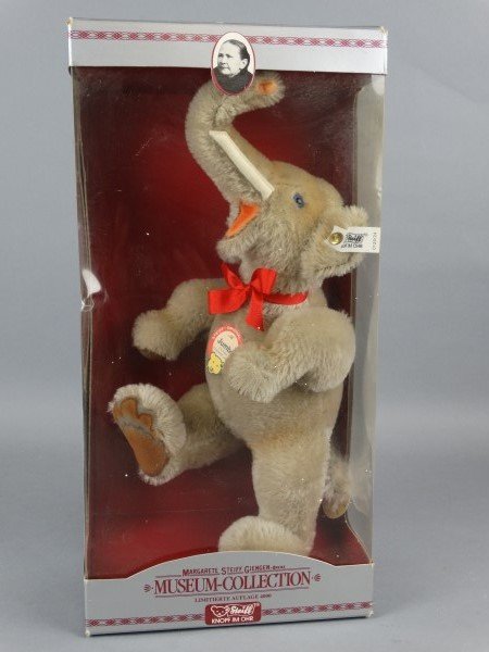 Steiff Museum Collection - Jumbo Elephant: Steiff Museum Collection - Jumbo Elephant, limited edition of 4,000 and replica of 1932 original.