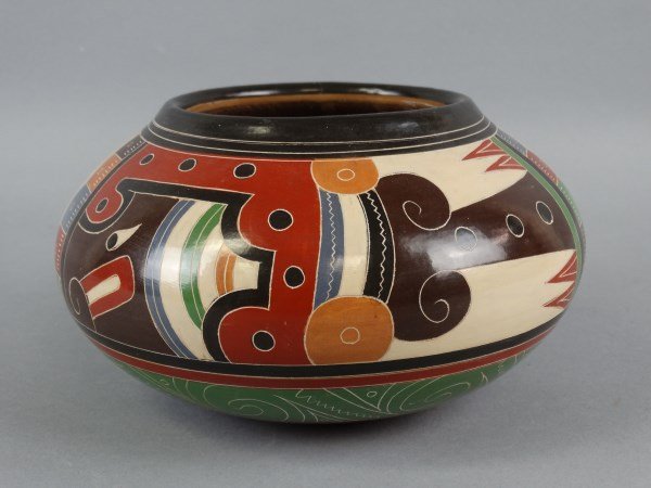 Signed Nicaraguan Pottery: Signed Nicaraguan Pottery, signed Roger Calero. Size : 7" Dia.
