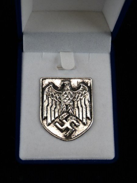 WW II Nazi Cap Badge: WW II Nazi Cap Badge Size : 1.50" T x 1.25" W