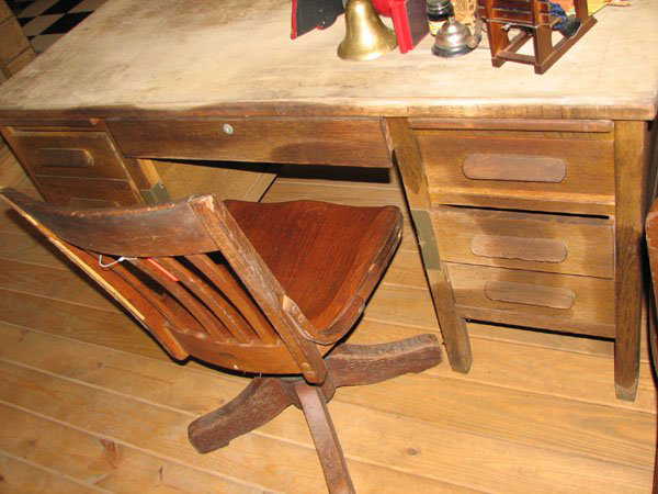 1612: ANTIQUE WOODEN TEACHER'S DESK WITH SWIVEL CHAIR - 1612: ANTIQUE WOODEN TEACHER'S DESK WITH SWIVEL CHAIR