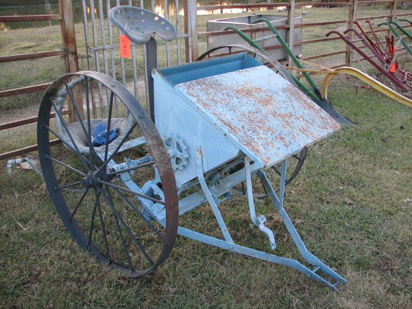 HORSE DRAWN 2 WHEELED RIDING PLANTER: HORSE DRAWN 2 WHEELED RIDING PLANTER