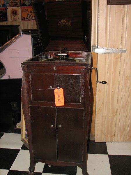 VICTOR, VICTROLA RECORD PLAYER #V-XIA S#523070: VICTOR, VICTROLA RECORD PLAYER #V-XIA S#523070