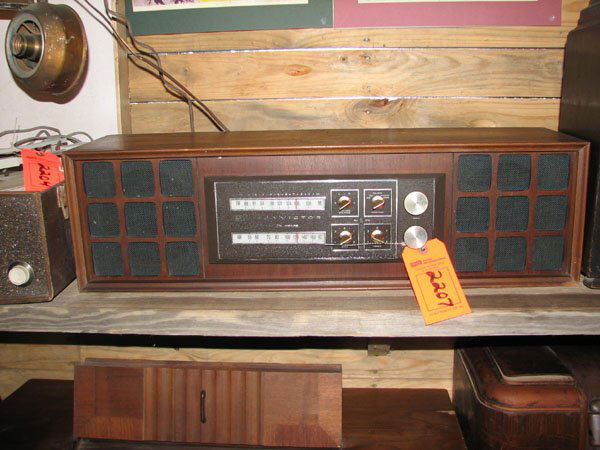 RCA VICTROLA 1960'S LARGE RECORD PLAYER AND RADIO: RCA VICTROLA 1960'S LARGE RECORD PLAYER AND RADIO, ART DECO DESIGN 1920'S