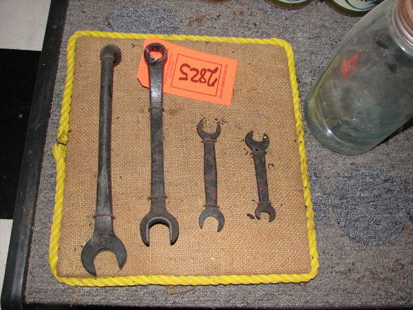 DISPLAY BOARD SHOWING AND TOOLS CLOSE END AND BOX: DISPLAY BOARD SHOWING AND TOOLS CLOSE END AND BOX END WRENCHES 4 IN TOTAL