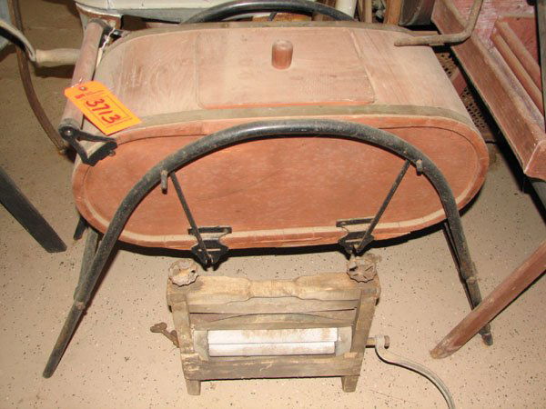 ANTIQUE WASHING MACHINE WITH WRINGER: ANTIQUE WASHING MACHINE WITH WRINGER