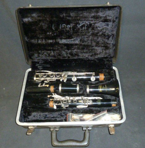 Bundy Clarinet with Bundy Hard Case (1 of 5)