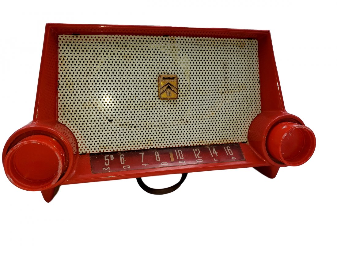 Atomic Age Mid Century Motorola Red Bakelite Tube Radio: Atomic Age Mid Century Motorola Red Bakelite Tube Radio 53H. AM band. Tested and working. A few small chips to paint on the top surface. Circa 1953. Size: 12 x 7 x 6.5 inches.