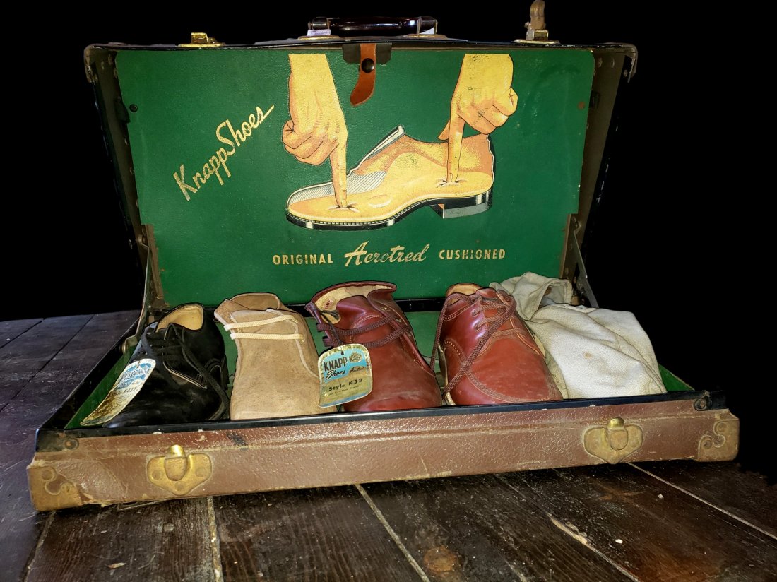 Knapp Shoes Salesman Case with Sample Shoes: Knapp Assorted Shoes salesmen travel case with four styles of mens shoes displayed as full size samples. Hinged display style carry case has heavy wear and evidence of much travel and use. The lid is 
