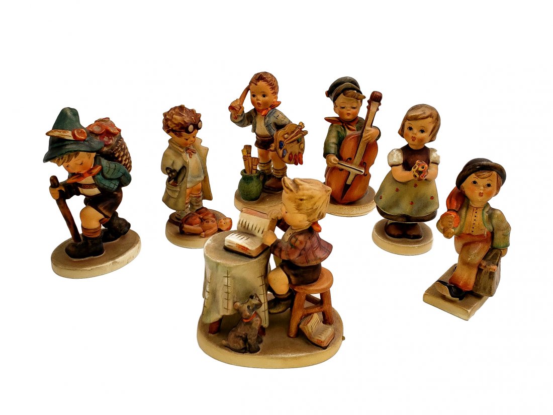 Seven Hummel, Goebel : Figurines Lot ; Boys and Girls: Little boy figures; #136 Sweet Music, #304 The Artist, # 11 2/0 Merry Wanderer #306 Little Bookkeeper, #381 Flower Vendor, # 127 Doll Doctor. Little girl figures; #257 For Mother. All seven are in fin