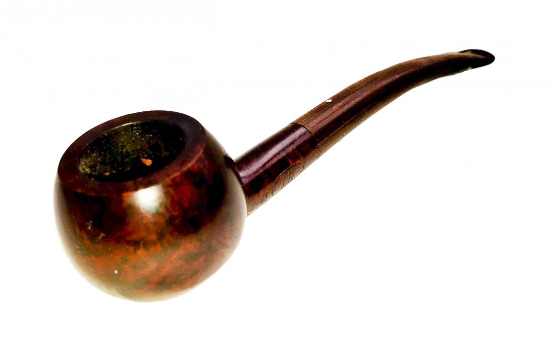 Dunhill White Spot #3407 - English Estates Style Pipe: Smooth finish, Prince style chestnut with a vulcanite stem. Provenance The Bruce Cohn Collection. Minimal wear and handling, rim darkening as expected with a gently used quality item. Length 6.25 inch