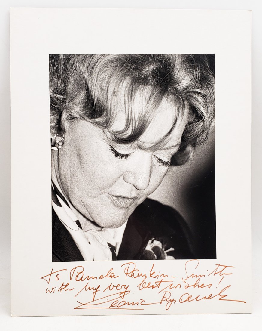 Leonie Rysank : Signed Photo Portrait: B/W photo of Leonie Rysanek by P.Rankin- Smith mounted on art paper /board and signed on the margin by Leonie Rysanek. The signature is authentic with provenance. Image size : 7.5 x 9.5 inches. Mount 