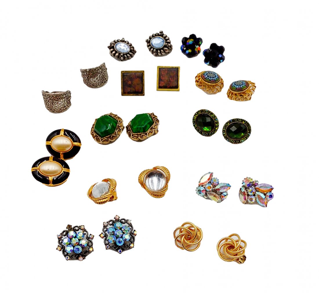 Vintage Costume Jewlery : Clip Style Dozen (1 of 7)