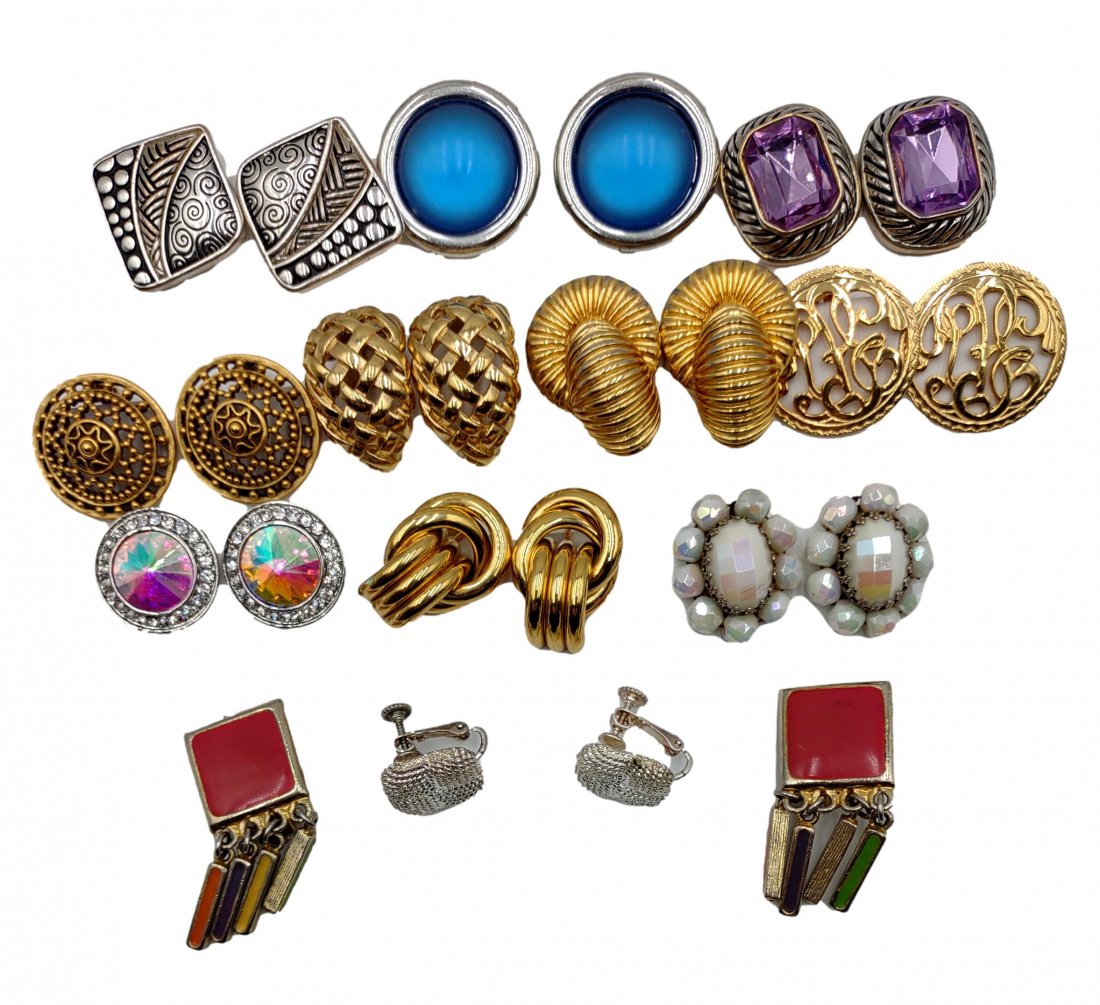 Vintage Costume Jewlery : Clip Style Dozen (1 of 12)