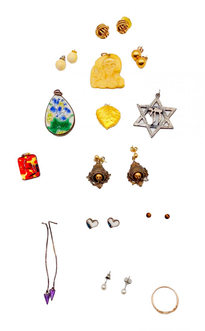 Mixed Jewlery Lot: 16 pcs: Earrings: 10 pairs all post styles; bone, cameo, silver, gold, tigers eye, and turquoise. One small gold ring. Five necklace pendants; Star of David, Gold Aspen leaf, painted floral teardrop, bone, an