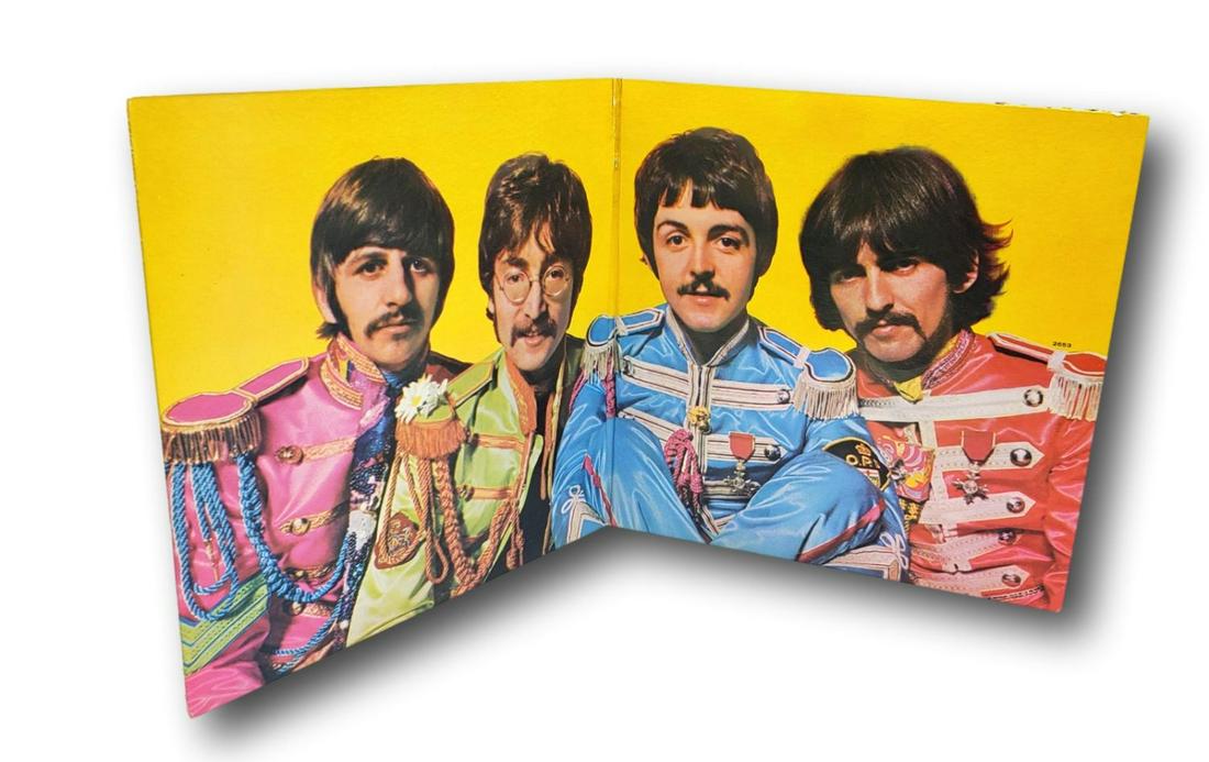 The Beatles "Sgt. Pepper" 1967 Black Label Rainbow Band Mono Capitol MAS-2653 w/ insert: The Beatles "Sgt. Peppers Lonely Hearts Club Band" 1967 Black Label with the Rainbow Colorband Mono Capitol MAS-2653. Gatefold album cover, stored in 2 ml thick oversleeve. This album includes the ins