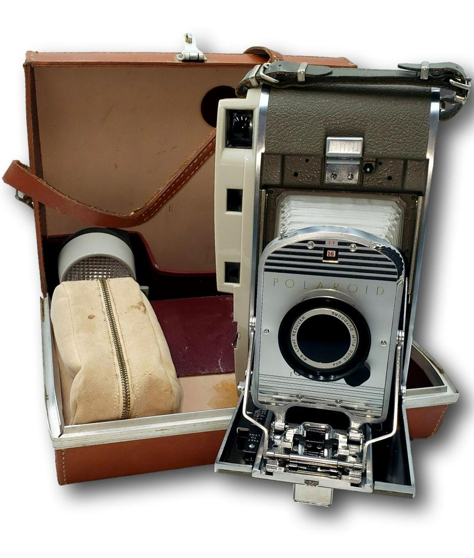 Vintage Polaroid Land Camera 800, Flash, Case: Circa 1957-1962 Vintage Polaroid Land Camera 800 fully working. Case with functioning clasp. Polaroid Wink-Light Model 110A. We review every item to determine its basic condition. If you require a mor