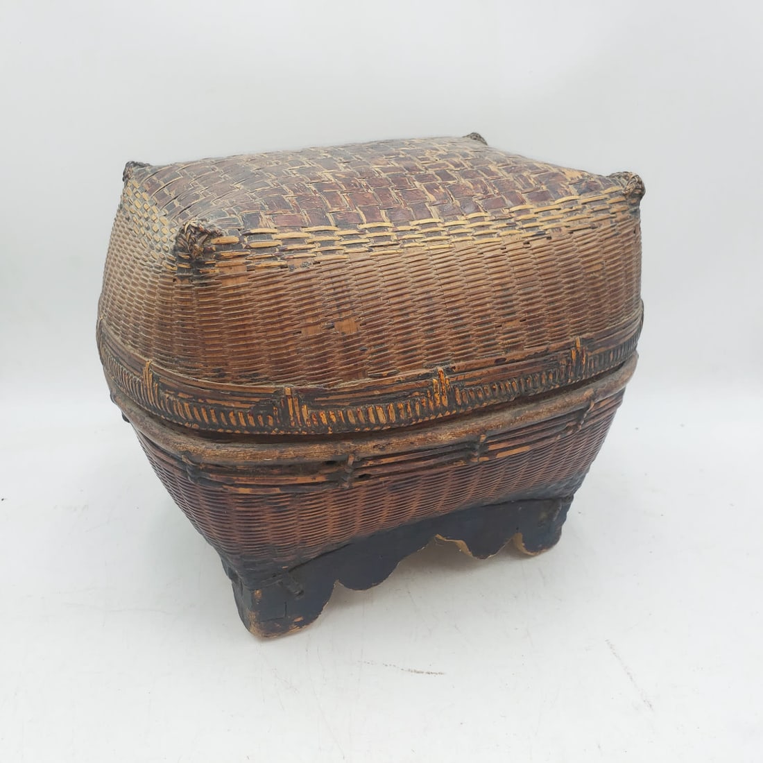 Old Oval Woven Storage Basket with Lid (1 of 5)