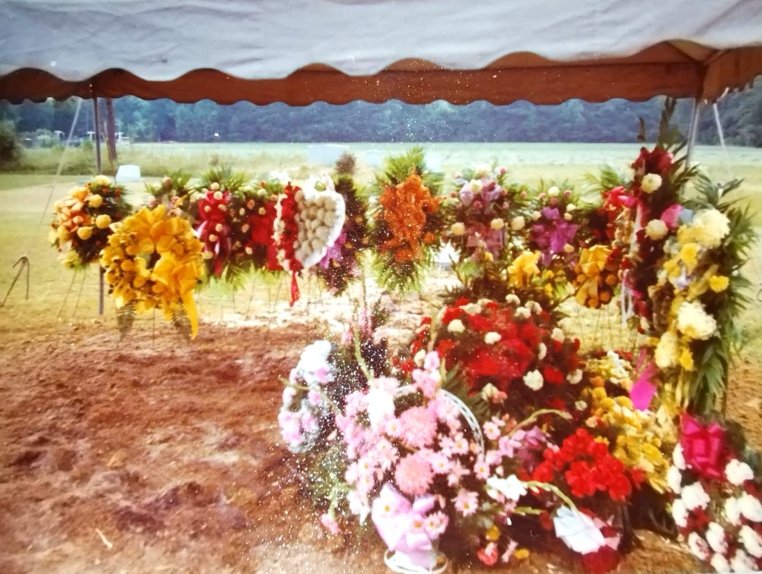 Warning : Vintage Coffin Portraits : Adult Female , Elder Female (7 pics): Early color photos vintage coffin portraits: Death souvenir Photos Adult Female, Elder Female. Circa 1977. Vintage color photos, dark-haired adult women in a mid-1970s style dress in a coffin as well 