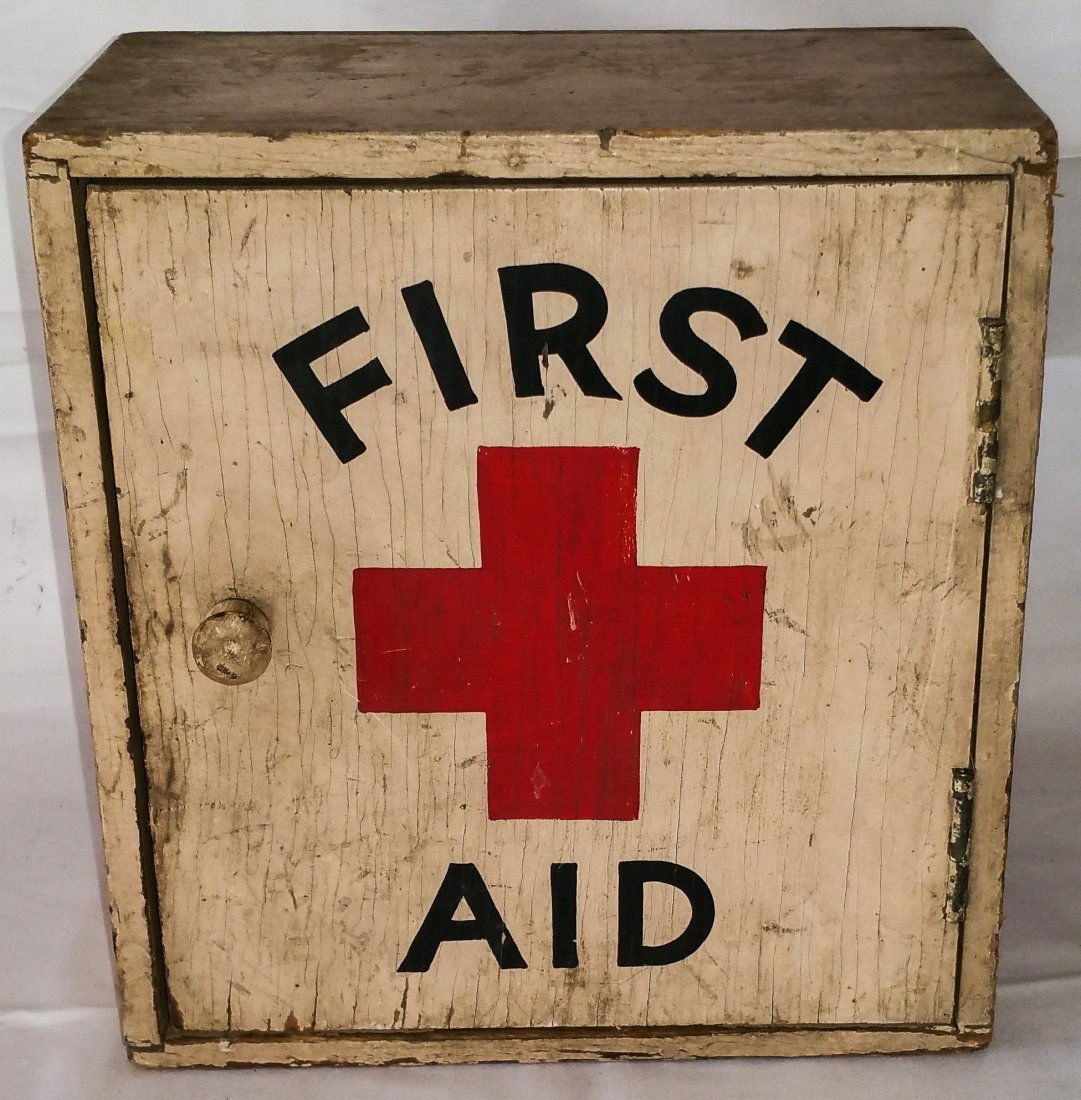 VINTAGE WOOD FIRST AID WALL BOX (1 of 4)