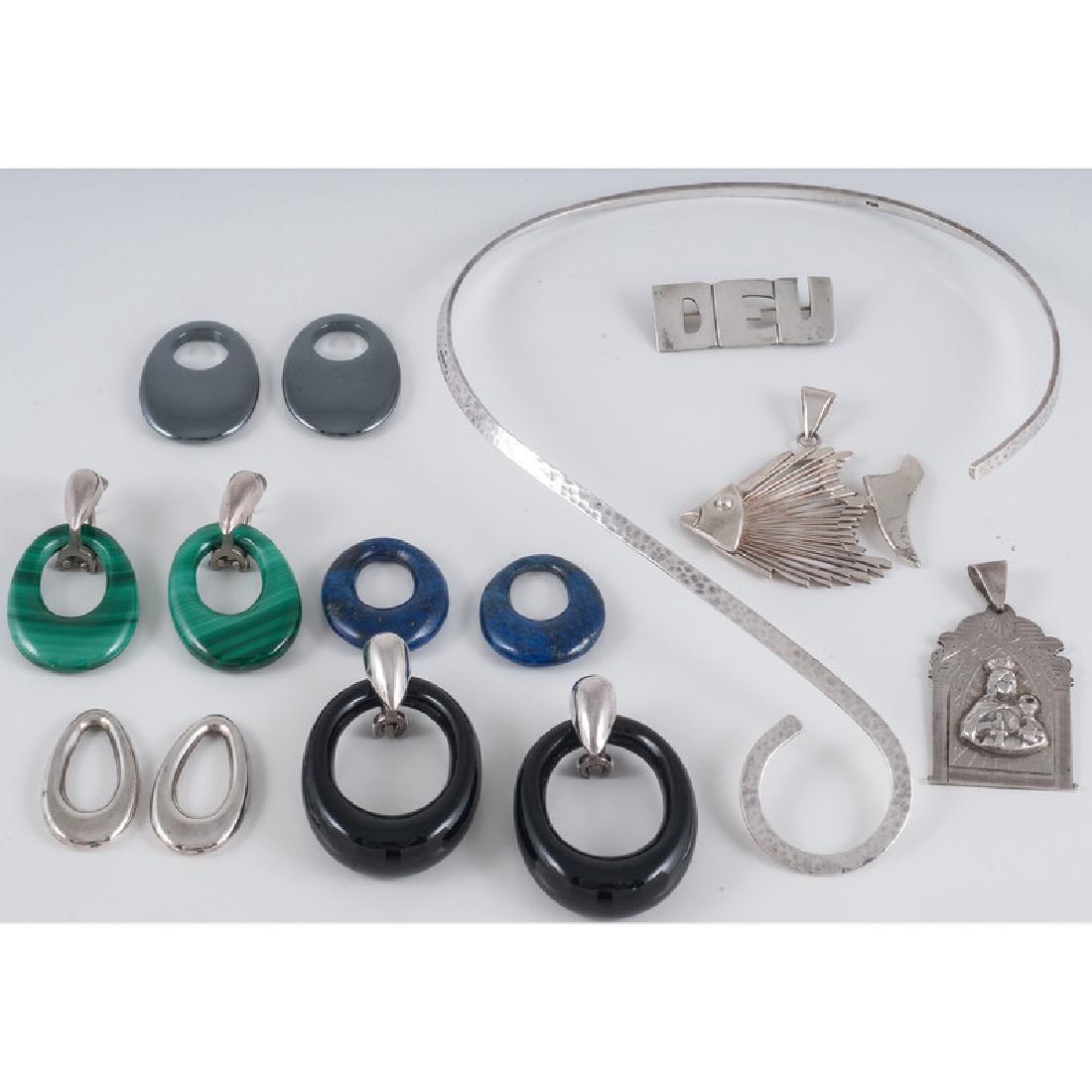 Assortment of Jewelry in Sterling Silver 45.0 Dwt.: An assortment of jewelry in sterling silver. Included are two sets of ear wires that allow the wearer to change out stones: malachite, hematite, onyx, silver tone metal and lapis. Also included are tw