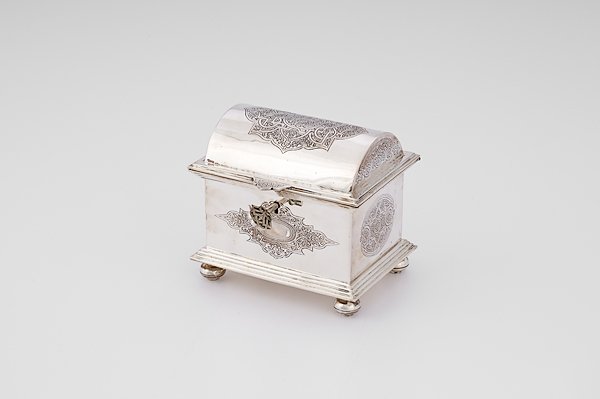 Judaica Hand-Crafted Sterling Domed Casket w/ Key: Judaica Hand-Crafted Sterling Domed Casket with Key, 20th century, a hand-wrought domed footed sterling casket of .950 silver, tooled Judaica emblems on sides and top, marked with contemporary hallmar