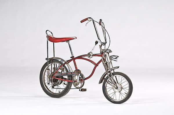 Schwinn Stingray Bicycle : Schwinn Stingray Bicycle, American, 1971. A Schwinn Stingray Apple Krate 5-speed bicycle. Red male frame with chrome fenders and handlebars and front fender lamp; includes front rear brakes, Springer 