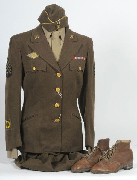 WWII U.S. Army Nurse's Uniform : WWII U.S. Army Nurse's Uniform Includes blouse, skirt, shirt, tie, side cap, low quarters (boots), plus half-mannequin.