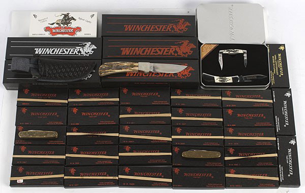 Winchester Knives, Lot of 31 : Winchester Knives, Lot of 31 Includes 31 pocket knives with a variety of patterns and handle materials, and 5 fixed blade hunting knives.