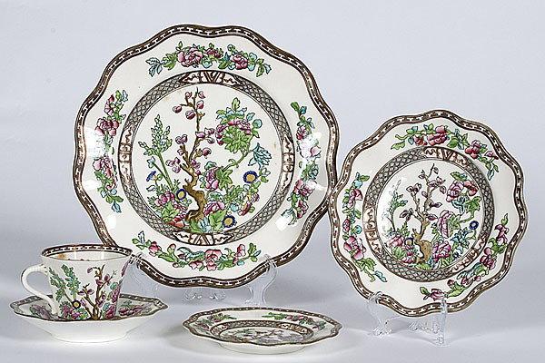 Coalport Indian Tree Tablewares : Coalport Indian Tree Tablewares English, lot of thirty tablewares in Coalport Indian Tree pattern, includes seven dinner plates, seven salad plates, seven bread and butter plates, five cups, and fou
