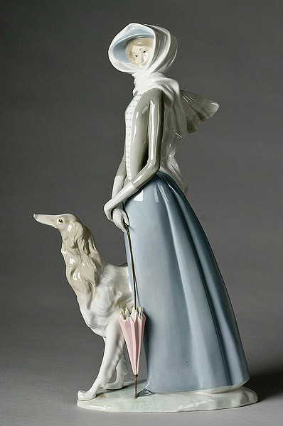 27: LLADRO FIGURE OF LADY AND DOG