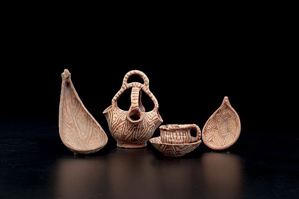 Collection of Mojave Pottery : Collection of Mojave Pottery lot of 4 (five pieces); includes a four-spout handled vase decorated with lines and dots, height 5.75 in. x diameter 4.75 in.; PLUS an elongated scoop decorated on both 