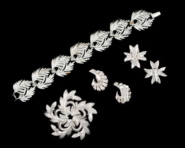 Coro, Lisner, Monet & Trifari Costume Jewelry Colle: A Lisner brooch, a Monet brooch, a pair of Coro ear clips and a pair of Trifari "x" ear clips; all signed pieces are stamped.