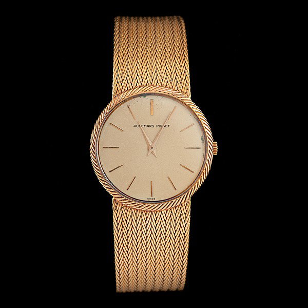 Audemars Piguet Gentleman's 18K Gold Dress Watch : Audemars Piguet Gentleman's 18K Gold Dress Watch An Audemars Piguet Men's 18k gold dress watch. Hand crafted with a mesh bracelet, B50155 engraved on back and comes with the original paperwork, box 