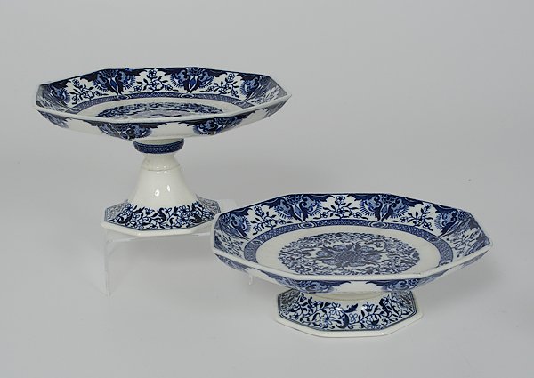 Minton Blue and White Porcelain Compotes, Plus : England. An assembled group including two decorated blue and white pedestal compotes marked Mintons and a pair of unmarked Rockingham brown glaze lion head bookends; tallest compote ht. 5, dia. 9 in.�